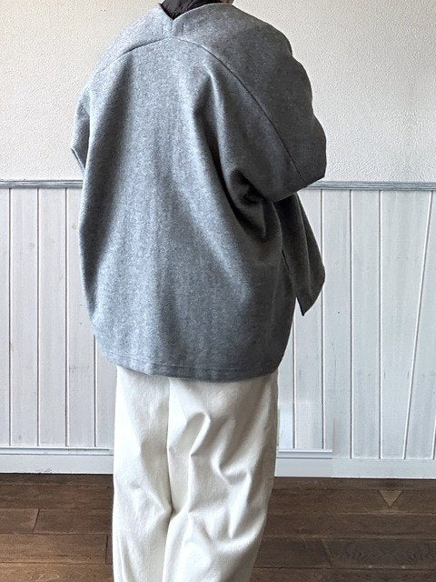 モッサトッパーカーディガン グレー着用