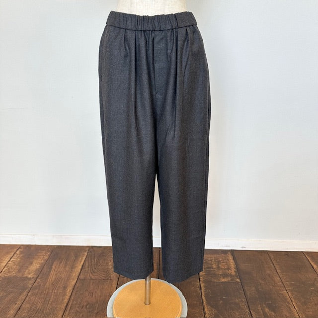 maison de soilメゾンドソイル WORSTED SERGE 2TUCK TAPERED EASY PANTS (CHARCOAL) GNMDS2501WS