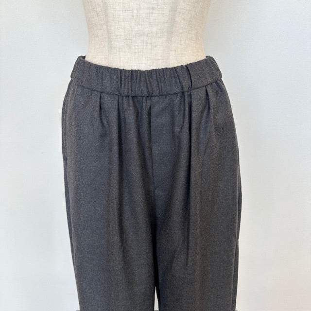 maison de soilメゾンドソイル WORSTED SERGE 2TUCK TAPERED EASY PANTS (CHARCOAL) GNMDS2501WS