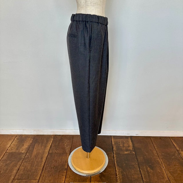 maison de soilメゾンドソイル WORSTED SERGE 2TUCK TAPERED EASY PANTS (CHARCOAL) GNMDS2501WS