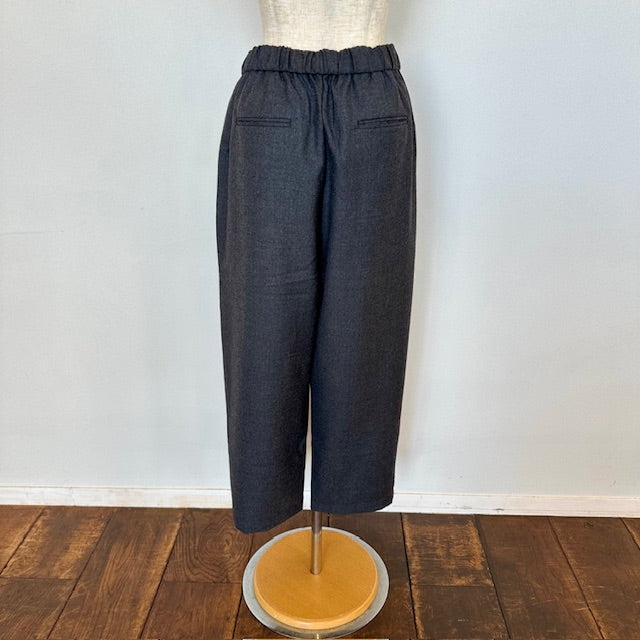 maison de soilメゾンドソイル WORSTED SERGE 2TUCK TAPERED EASY PANTS (CHARCOAL) GNMDS2501WS