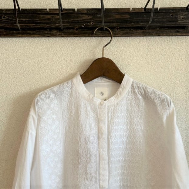 maison de soil 60'S ORGANIC CAMBRIC BANDED COLLAR EMB SHIRT(シャツ) NMDS20061