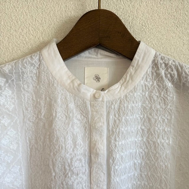 maison de soil 60'S ORGANIC CAMBRIC BANDED COLLAR EMB SHIRT(シャツ) NMDS20061