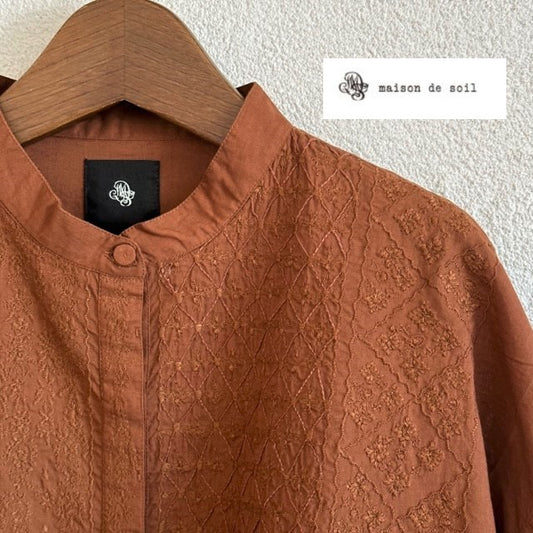 maison de soil 60'S ORGANIC CAMBRIC BANDED COLLAR EMB SHIRT(シャツ) NMDS20061