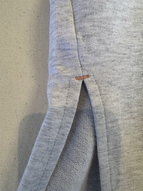 裾脇のスリットと裏毛