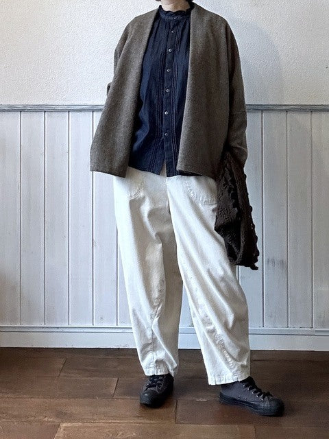 モッサトッパーカーディガン ベージュ着用