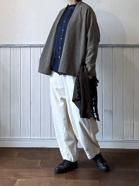 モッサトッパーカーディガン ベージュ着用
