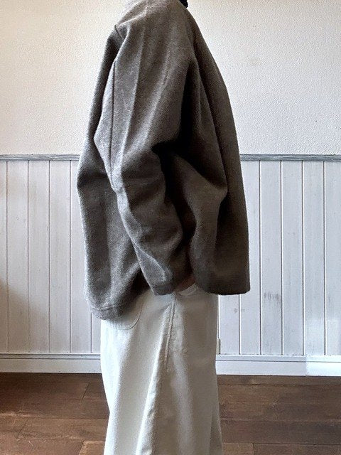 モッサトッパーカーディガン ベージュ着用
