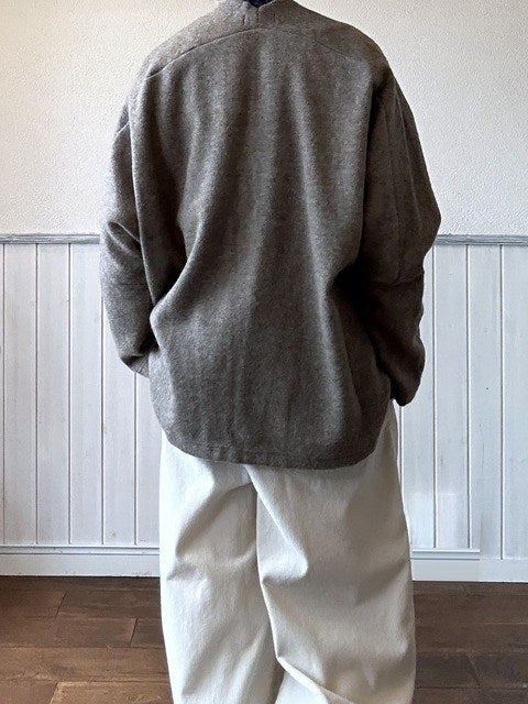 モッサトッパーカーディガン ベージュ着用