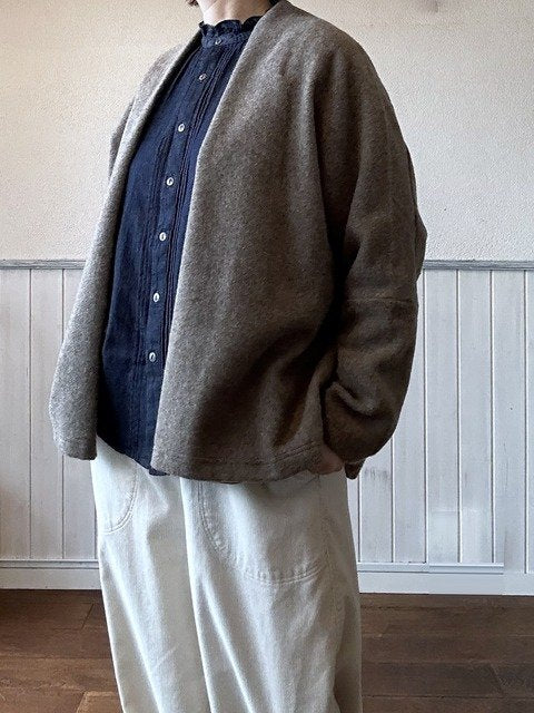 モッサトッパーカーディガン ベージュ着用