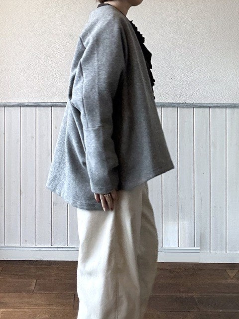 モッサトッパーカーディガン グレー着用