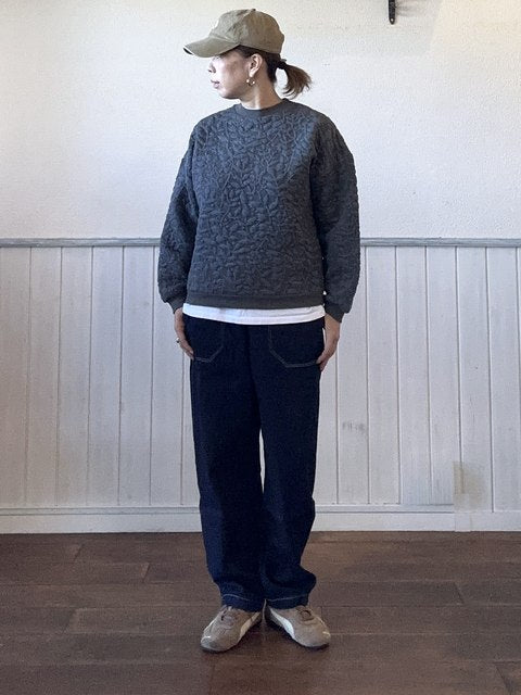 草木キルトJQDドロッププルオーバー グレー着用