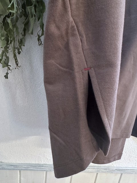 WHYTO. ラウンドスイッチスウェット BROWN 裾脇のスリット