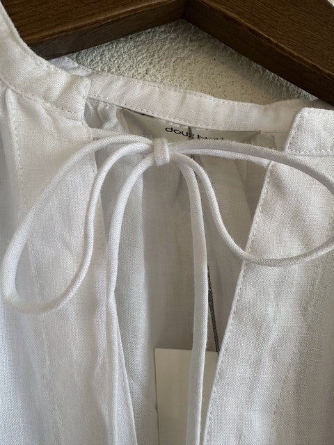 オフホワイト 胸もとの紐のアップ