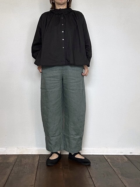 doux bleu リネンカーブパンツ 30 グリーン 着用イメージ 正面