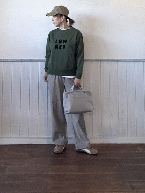 LOWKEY スウェット グリーン着用