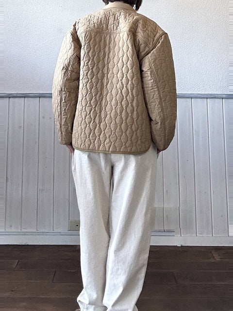 soronaキルトジャンパー ベージュ着用