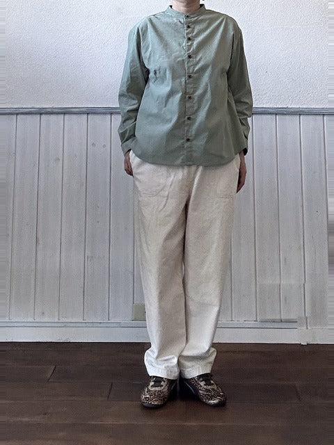 細畝コーデュロイシャツ グリーン着用