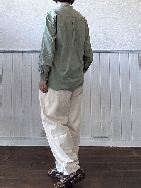 細畝コーデュロイシャツ グリーン着用