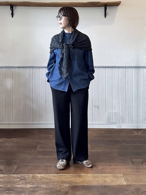 デニム衿フリルシャツ ブルー着用（全身）