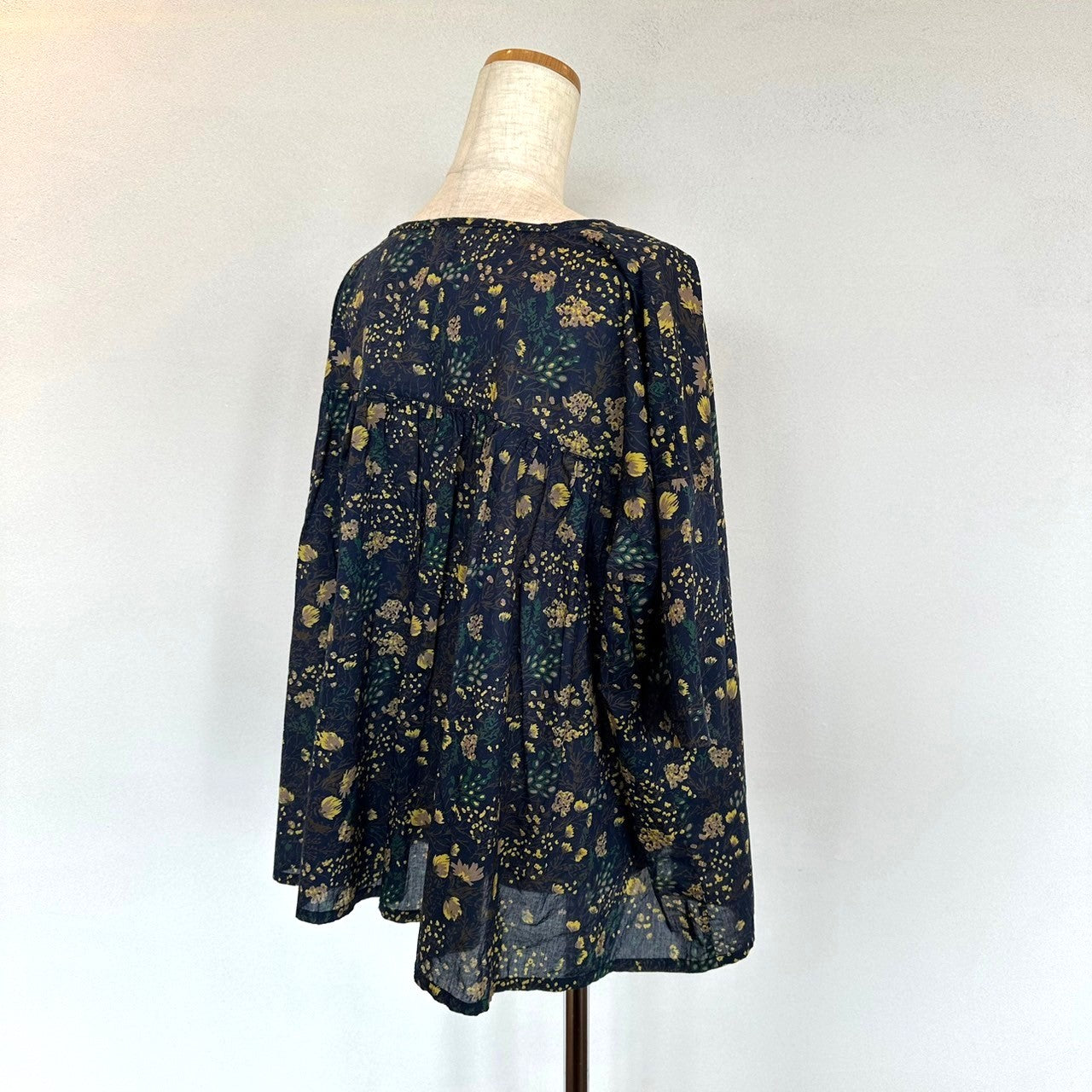 SOIL ソイル　　COTTON FLOWER PRINT GATHERED SMOCK（ブラウス）NSL24072