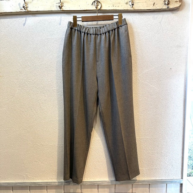 WHYTO　センタープレス イージーテーパードトラウザーパンツ　　WHT23HPT4027