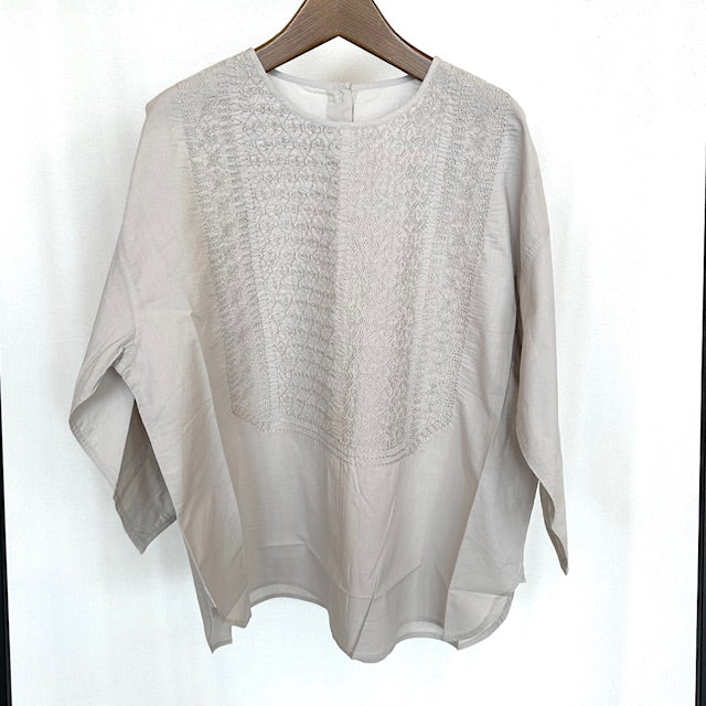 maison de soil    60s ORGANIC CAMBRIC 3/4SLEEVE  NOCOLLAR EMB SHIRT　　NMDS26223
