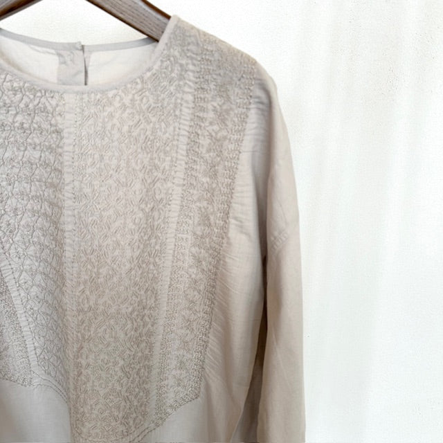 maison de soil    60s ORGANIC CAMBRIC 3/4SLEEVE  NOCOLLAR EMB SHIRT　　NMDS26223