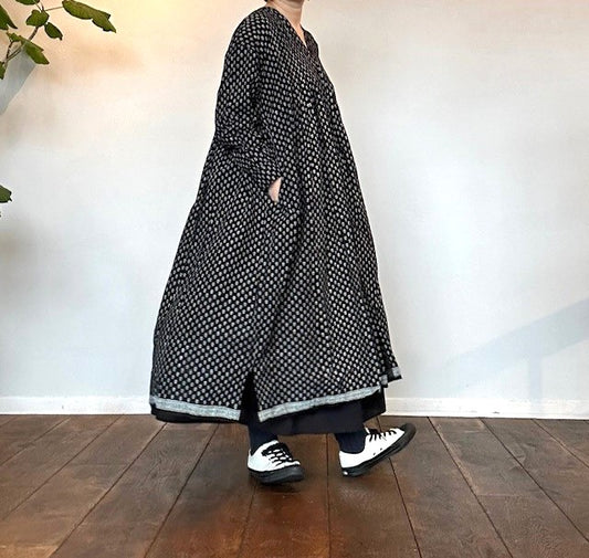 maison de soil   80'S COTTON VOILE SMALL FLOWER BLOCK PRINT V-NECK FRONT OPENING DRESS WITH MINI PINTUCK(ワンピース）　　NMDS24182　