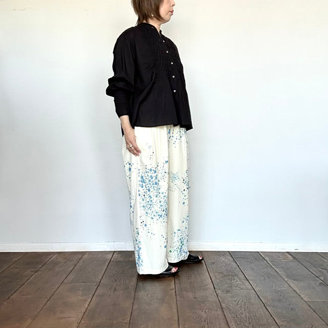 doux bleu　ハンドスモッキング刺繍シャツ（BLACK）　2613-024