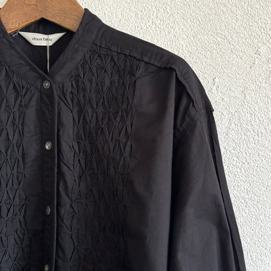 doux bleu　ハンドスモッキング刺繍シャツ（BLACK）　2613-024