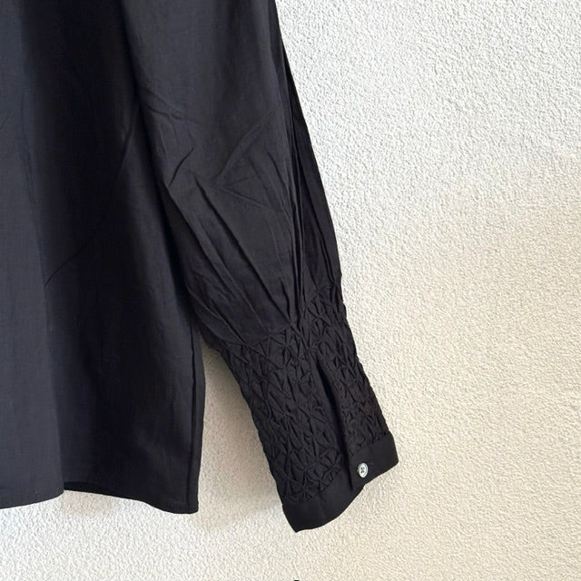 doux bleu　ハンドスモッキング刺繍シャツ（BLACK）　2613-024