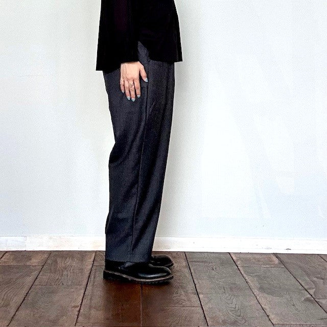 maison de soilメゾンドソイル　WORSTED SERGE 2TUCK TAPERED EASY PANTS (CHARCOAL)　GNMDS2501WS