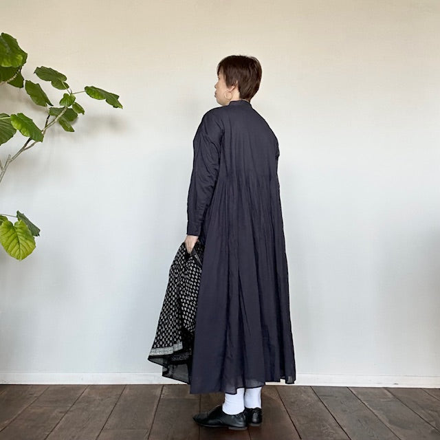 maison de soil【メゾンドソイル】80'S ORGANIC VOILE PLAIN BANDED SHIRT DRESS WITH  MINI PINTUCK（ワンピース）NAVY (DEEP NAVY)　NMDS24141