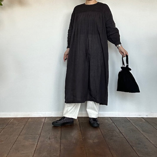 maison de soil（メゾンドソイル）HANDWOVEN KHADI COTTON / LINEN PLAIN (OVERDYE) BACK OPENING PULLOVER DRESS WITH MINI PINTUCK（ワンピース）　BLACK　INMDS24013D