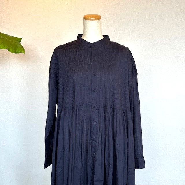 maison de soil【メゾンドソイル】80'S ORGANIC VOILE PLAIN BANDED SHIRT DRESS WITH  MINI PINTUCK（ワンピース）NAVY (DEEP NAVY)　NMDS24141