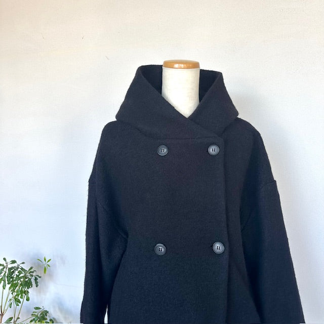 mao madeマオメイド　圧縮ウール ダブルボタンミドル丈フーディジャケット　541127