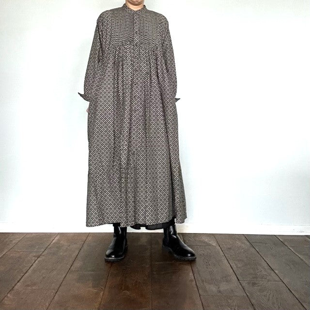 maison de soil    60'S COTTON REPETITIONAL FLOWER BLOCK PRINT MINI PINTUCK BANDED COLLAR SHIRT DRESS（ワンピース）　INMDS23732