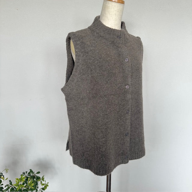 mao made　ヤクフィール　ハイネック前開きAラインベスト　　　551117