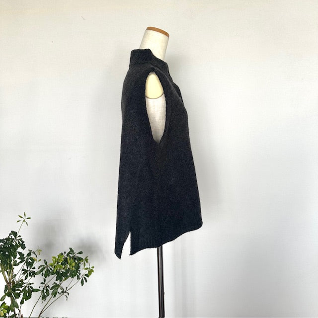 mao made　ヤクフィール　ハイネック前開きAラインベスト　　　551117