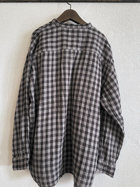 ARMEN ダブルガーゼ バンドカラーシャツ グレー×ブラック 後ろ
