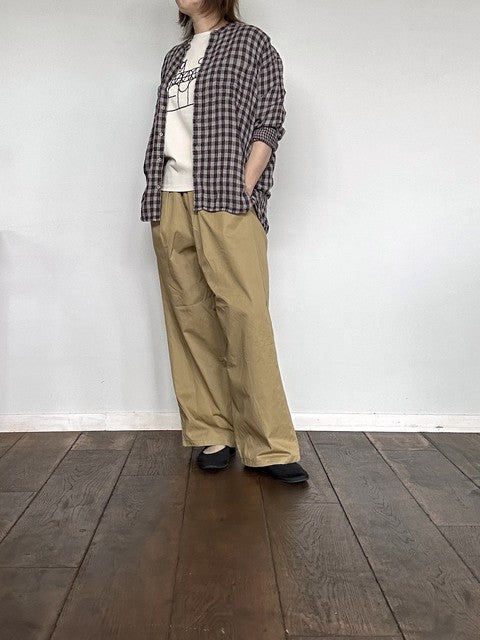ARMEN ダブルガーゼ バンドカラーシャツ グレー×ブラック モデル着用 横