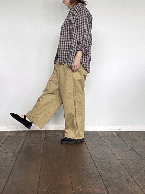 ARMEN ダブルガーゼ バンドカラーシャツ グレー×ブラック モデル着用 横