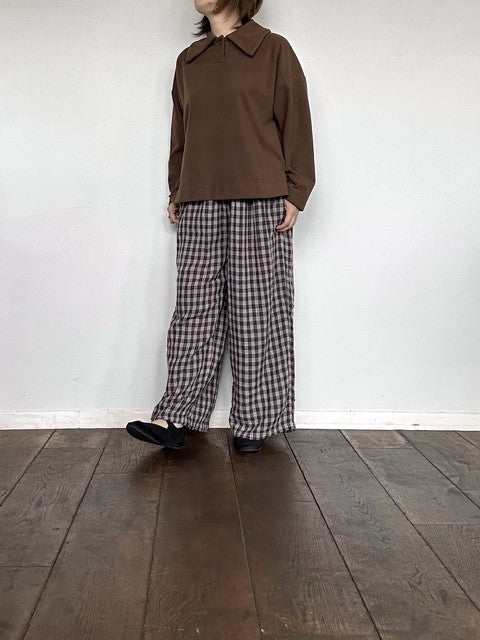 ARMEN ダブルガーゼ イージーパンツ グレー×ブラック モデル着用 横