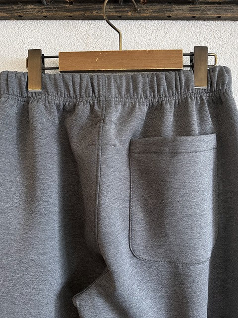 （g）グラム ダンボールニットデイパンツ チャコールグレー 後ろのパッチポケット