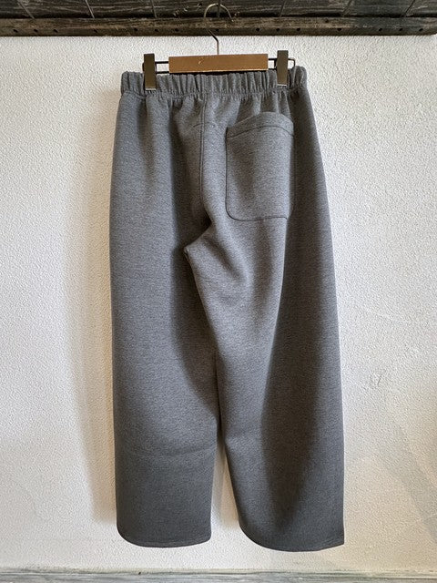 （g）グラム ダンボールニットデイパンツ チャコールグレー 後ろ