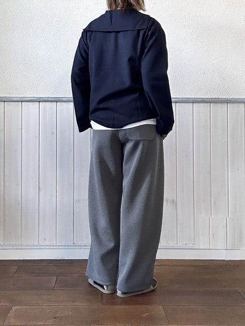 （g）グラム ダンボールニットデイパンツ 着用イメージ チャコールグレー 後ろ