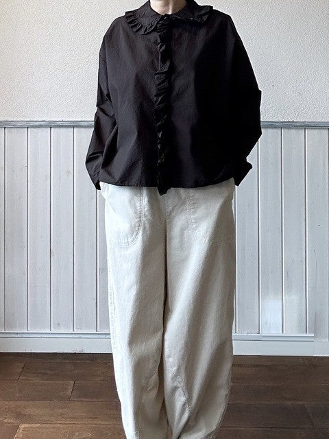 衿フリルシャツ ブラウン着用