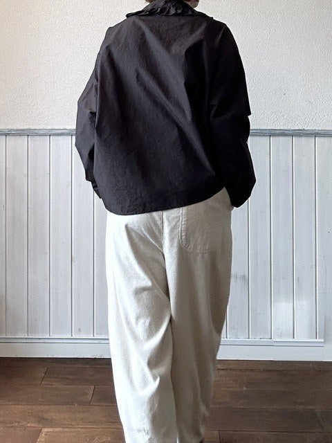 衿フリルシャツ ブラウン着用