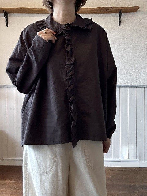 衿フリルシャツ ブラウン着用